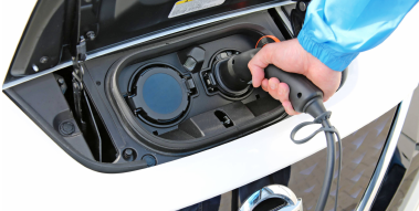 Zwei vielseitige Elektriker aus Fernost-2
